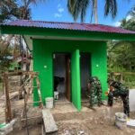 TMMD 127 Kodim 1804/Kaimana Lanjutkan Pemasangan Tegel MCK di Kampung Sisir, Progres 59 Persen