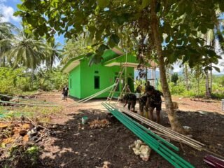 Satgas TMMD 127 Kodim 1804/Kaimana Cat Lisplang Rumah Tipe 36 di Kampung Sisir, Progres 69 Persen