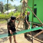 Dipimpin Wadan Satgas, TMMD 127 Kodim 1804/Kaimana Percantik Rumah Tipe 36 dengan Pengecetan Lisplang