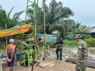 Anggota Satgas TMMD 127 Kodim 0430/BA Kebut Pekerjaan Sumur Bor, Air Sudah Mengalir