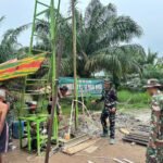 Anggota Satgas TMMD 127 Kodim 0430/BA Kebut Pekerjaan Sumur Bor, Air Sudah Mengalir