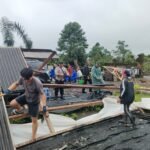 Babinsa dan Bhabinkamtibmas Desa Tiga Tanggap Atasi Kerusakan Rumah Akibat Hujan dan Angin Kencang