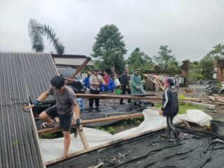 Babinsa dan Bhabinkamtibmas Desa Tiga Tanggap Atasi Kerusakan Rumah Akibat Hujan dan Angin Kencang