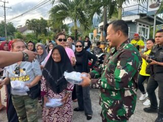 Tumbuhkan Semangat Berbagi, Dandim 1310/Bitung dan Wakil Walikota Bitung Turut Bagi-Bagi Takjil Bersama Komisi III DPR RI MDT