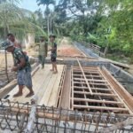 Gotong Royong Satgas TMMD 127 dan Warga Siapkan Bekisting Lantai Jembatan