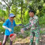 Gotong Royong Tanpa Batas, Satgas TMMD 127 dan Warga Angkut Material Bak Air di Jalur Pendakian