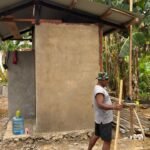 Satgas TMMD 127 Kodim 1804/Kaimana Laksanakan Plaster MCK di Samping Gereja Oraid Labora, Progres 62 Persen