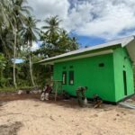 Dipimpin Babinsa, Satgas TMMD 127 Kodim 1804/Kaimana Genjot Finishing Rumah Ibu Evelina Surawi