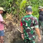 Dansatgas TMMD 127 Cek Langsung Sumur Bor di Depan Rumah Ibu Evelina Surawi