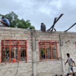 Wujud Nyata Pengabdian TNI, 4 RKB SMAN Bikomi Nilulat Hampir Rampung Tahap Struktur Atap