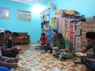 Perkuat Soliditas, Satgas TMMD Reguler ke-127 Kodim 1015/Sampit Buka Puasa Sederhana di Lokasi Tugas