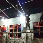 Pantang Menyerah di Perbatasan, Satgas TMMD Kodim 1618/TTU Lanjutkan Plester Hingga Larut Malam