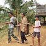 Isi Waktu Istirahat, Satgas TMMD  ke-127 Kodim Sampit Mancing Bareng Keluarga Angkat