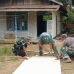 Masuki Tahap Finishing, Satgas TMMD Ke-127 Pasang Plafon RTLH Bapak Yayan