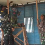 Gotong Royong Satgas TMMD ke-127 Kodim 1015/Sampit dan Warga, Plafon Rumah Bapak Yayan Mulai Terpasang