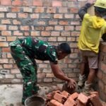 Satgas TMMD 127 Kodim 0430/BA dan Warga Kompak Percepat Pembangunan RTLH Ibu Suwarti