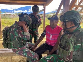 Sentuh Hati Warga Perbatasan: Pos Denom Satgas Yonif 751/VJS Anjangsana & Cek Kesehatan Door to Door di Denom Atukbin