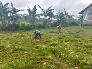Ciptakan Lingkungan Bersih, Babinsa Koramil 01/Loli Ajak Warga Kerja Bakti