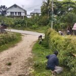 Jalin Kebersamaan, Babinsa Bersama Warga Bersihkan Kantor Desa