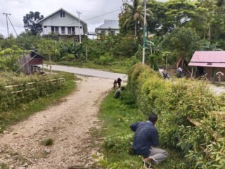 Jalin Kebersamaan, Babinsa Bersama Warga Bersihkan Kantor Desa