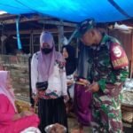 Sertu Isman Koramil 01/Panca Lautang Periksa  Harga Sembako di Pasar Sentral Bilokka