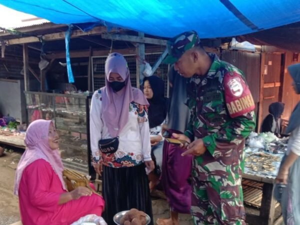 Sertu Isman Koramil 01/Panca Lautang Periksa  Harga Sembako di Pasar Sentral Bilokka