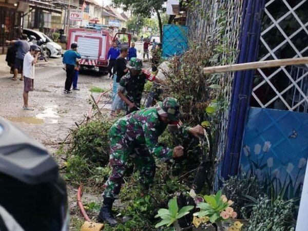 Cegah Banjir dan Penyakit, Koramil 1420-06/Panca Rijang Bersama Warga Kelurahan Rappang Gelar Karya Bakti