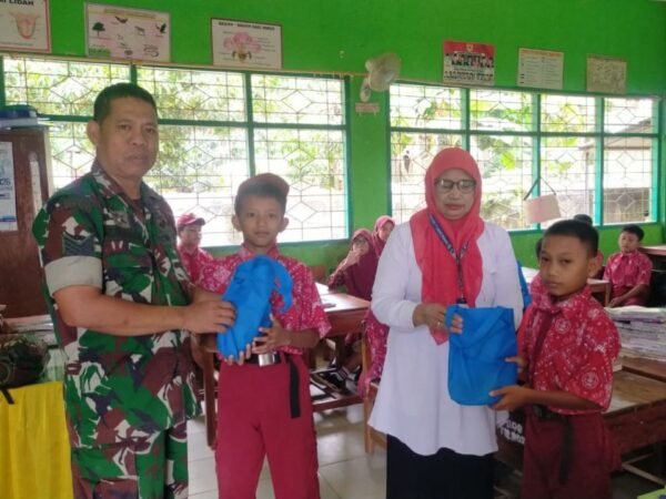 BABINSA KODIM 1420/SIDRAP PENDAMPINGI DISTRIBUSI MAKAN BERGIZI GRATIS