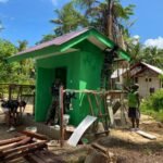 TMMD 127 Kodim 1804/Kaimana Genjot Pengecatan Dua Unit MCK di Samping Gereja Oraid Labora