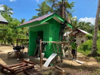 TMMD 127 Kodim 1804/Kaimana Genjot Pengecatan Dua Unit MCK di Samping Gereja Oraid Labora