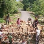 TMMD 127 Kodim 1804/Kaimana Laksanakan Pemasangan Balok Jembatan di Kampung Marsi, Progres 26 Persen