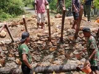 Dipimpin Sertu Daniel Ndiken, Satgas TMMD 127 Kodim 1804/Kaimana Perkuat Struktur Jembatan Marsi