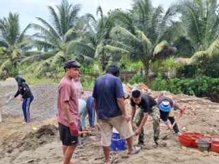 Gelak Tawa di Tengah Pekerjaan, Satgas TMMD 127 Kendari dan Warga Sambuli Kian Solid