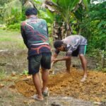 Satgas TMMD Reguler ke-127 Kodim 1015/Sampit Gali Tanah untuk Septic Tank MCK Sekolah