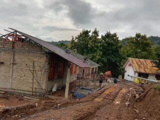 Sinergi TNI dan Warga Sunkaen, Pembangunan 4 RKB TMMD Ke-127 Capai Tahap Pemasangan Spandek