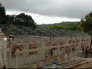 Kokohkan Pendidikan Perbatasan, Satgas TMMD Kodim 1618/TTU Tuntaskan Tahap Atap 4 RKB