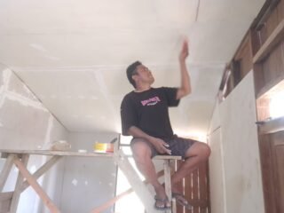 Tahap Pemasangan Dinding RTLH Sasaran 3, Satgas TMMD Ke-127 Kodim 1015/Sampit Prioritaskan Kualitas