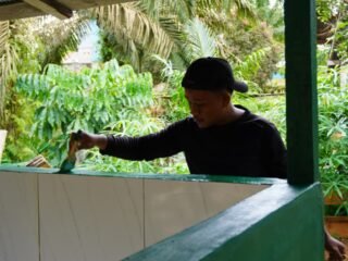 Finishing MCK Mushola Mudalil Muttakin, Satgas TMMD 127 Pasang Pintu dan Cat Dinding