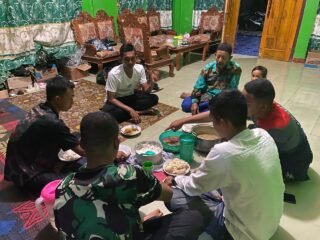 Kedekatan Satgas TMMD 127 Kodim 0430/BA dengan Tuan Rumah, Sahur Bersama Penuh Kekeluargaan