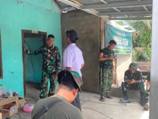 Satgas TMMD 127 Kodim 0430/BA Ngobrol Santai Bersama Kades Wonosari Saat Istirahat