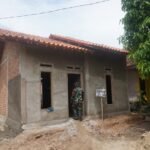 Rumah Tidak Layak Huni (RTLH) Desa Gunung Sari Mulai Berubah, Atap Genting Terpasang!