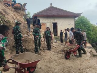 TNI Hadir Atasi Kesulitan Masyarakat, Koramil Nusa Penida Turun Gunung Evakuasi Material Longsor Di Desa Kutampi