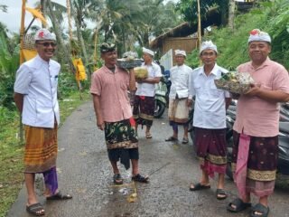 Babinsa Desa Abuan Laksanakan Pendampingan Penyaluran Bantuan Sarana Upacara Pujawali di Pura Candri Manik