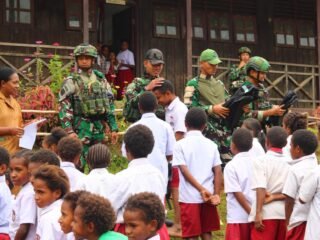 TNI Hadir untuk Pendidikan Perbatasan: Pos Okpol Satgas Swasembada Yonif 751/VJS Bagikan Seragam & Perlengkapan Sekolah di SD Okpol