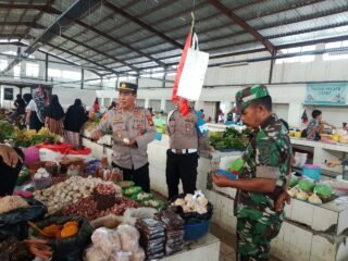 Babinsa Ramil 07/Baranti Sertu Usman Pantau Harga Bahan Pokok di Pasar Baranti Desa Passeno