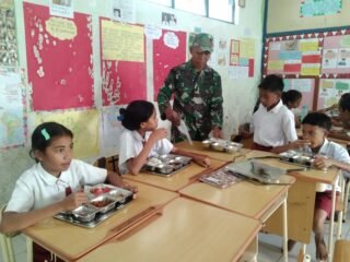 Penyaluran MBG di SDN Dedekadu Berjalan Tertib Berkat Pengawasan Babinsa