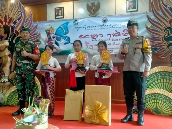 Wujud Dukungan Budaya, Babinsa dan Bhabinkamtibmas Hadir di Acara Bulan Bahasa Bali