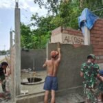 Tahap Plesteran Dimulai, Satgas TMMD 127 Perkuat Struktur MCK di Sambuli