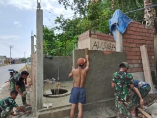 Tahap Plesteran Dimulai, Satgas TMMD 127 Perkuat Struktur MCK di Sambuli