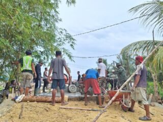 Sinergi TNI dan Warga, Proses Cor Jembatan TMMD 127 Dikebut di Sambuli